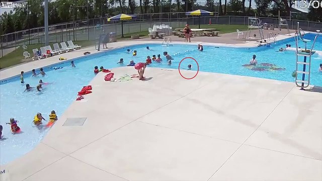 Un maitre-nageur plonge pour sauver un enfant de la noyade