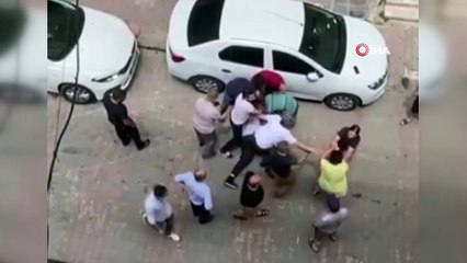 Bahçelievler'de iki aile sokak ortasında birbirine girdi...O anlar kamerada