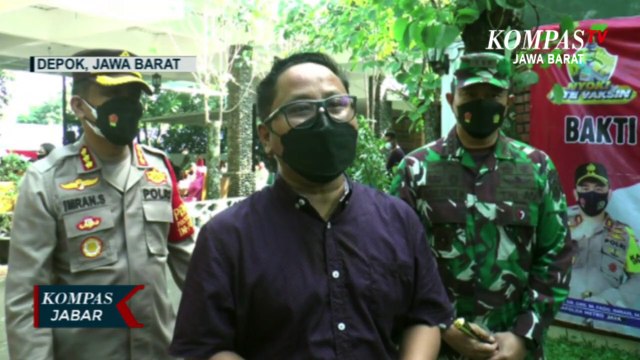 Pelawak Narji Antusias Vaksinasi Tahap Pertama di Kota Depok