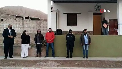 Konuşma yapan belediye başkanının üzerine köpek işedi