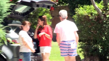 Gloria Camila baja la compra del maletero de su coche para meterla en casa de su padre