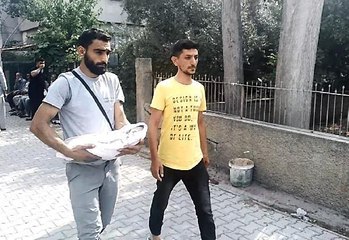 YATAKTAN DÜŞÜP ÖLEN BİR AYLIK KIZINI KUCAĞINDA TAŞIDI