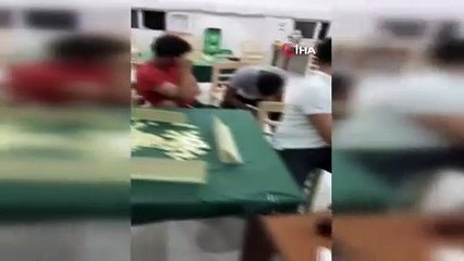 Kumarbaz, paraları toplayan komiseri kolundan ısırdı!