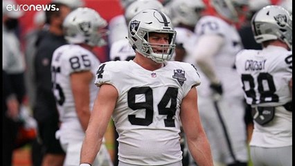 لاعب كرة القدم الأمريكي كارل نسيب يصبح أول رياضي في الرابطة المحترفة يعلن مثليته