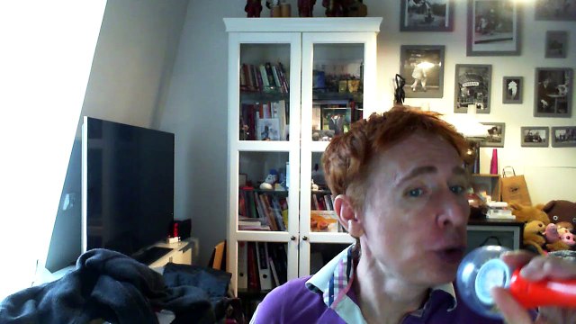 Wiwi égratigne inséparables