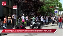 Beşiktaş taraftarı, Sergen Yalçın'ın evinin önünde toplandı