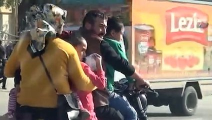 5 kişilik ailenin motor üzerinde tehlikeli yolculuğu