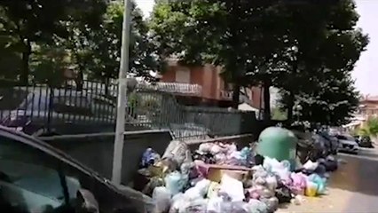 Roma sommersa dai rifiuti. Operatori esausti: "Siamo arrivati ai vermi"