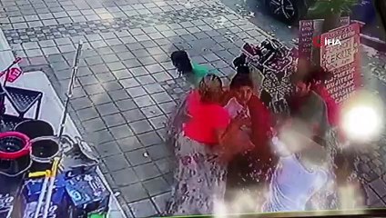 Esenyurt’ta yabancı uyruklu kadının parasını çalmaya çalıştırlar, baş edemeyince soyundular