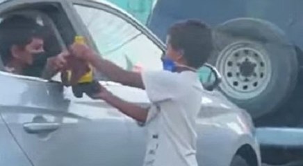 कार में बैठे बच्चे ने बेघर बच्चे को गिफ्ट की अपनी Toy car, वायरल हुआ दिल छू लेने वाला Video