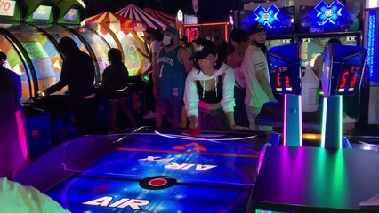 Air Hockey match! MegaDaffy vs. Hikaru Shida!