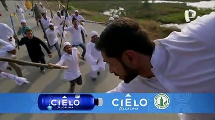 Clip Amor y Prejuicio Kabeer salva a Zara de la turba: escena subida en el camión