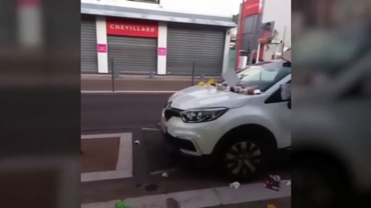 Il déverse des ordures sur une voiture garée devant une sortie de garage