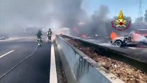 Incidente A1, fiamme e fumo sull'autostrada: le immagini - Video