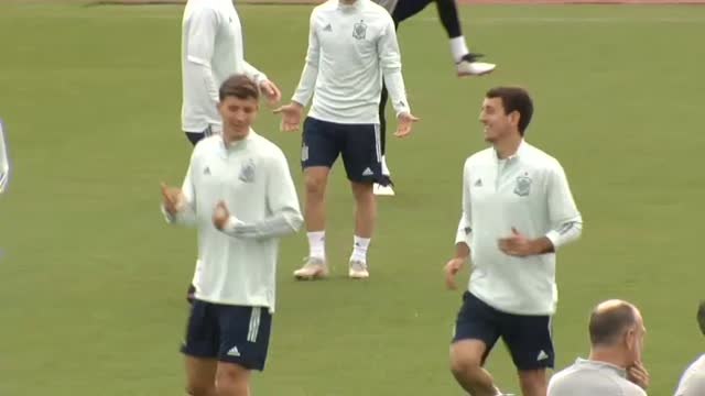 Última sesión de entrenamiento de la selección antes de viajar a Sevilla