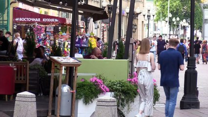 MOSKOVA - Rusya'da yeniden devreye giren Kovid-19 tedbirlerine rağmen sokaklar canlılığını koruyor
