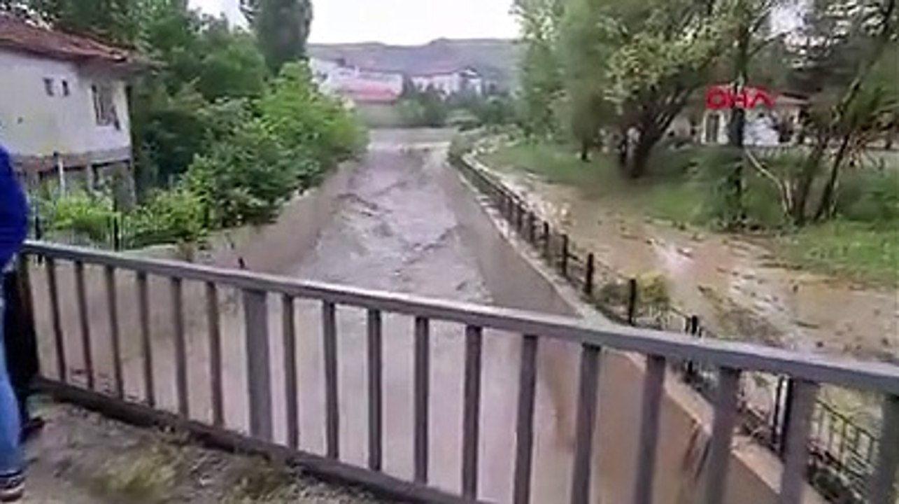 Çorum'da etkili olan sağanakta; derenin taşma anı kamerada