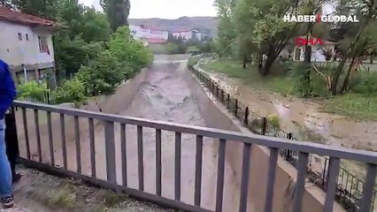 Çorum'da sağanak nedeniyle derenin taştığı anlar kamerada