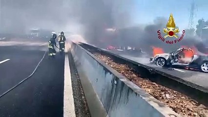 Download Video: Incidente sull'A1, in fiamme un'autocisterna: l'intervento dei Vigili del fuoco