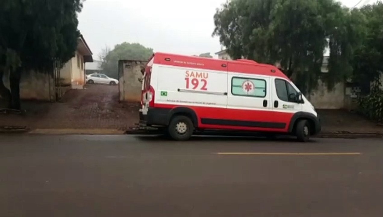 Sem conseguir levantar da cama, mulher de 63 anos recebe atendimento de médicos do Samu, no Bairro Santa Felicidade