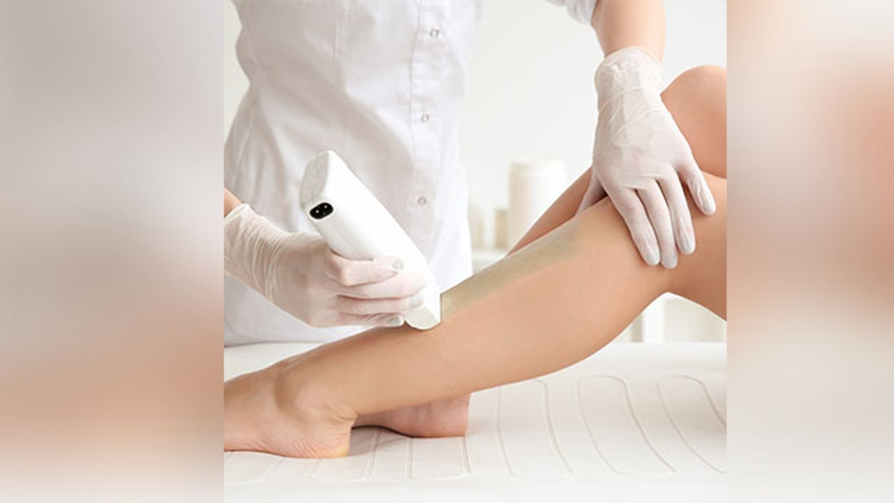 Roll on Waxing से बिना दर्द के हटाएं अनचाहे बाल, ऐसे करें Use | Boldsky