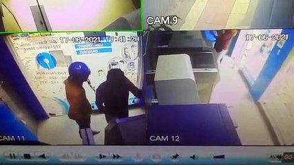 சென்னை ஏடிஎம்மில் சென்சாரை விரல்கள் மூலம் தடை செய்து பணத்தை எப்படி எடுத்தார்கள்.. சிசிடிவி காட்சி