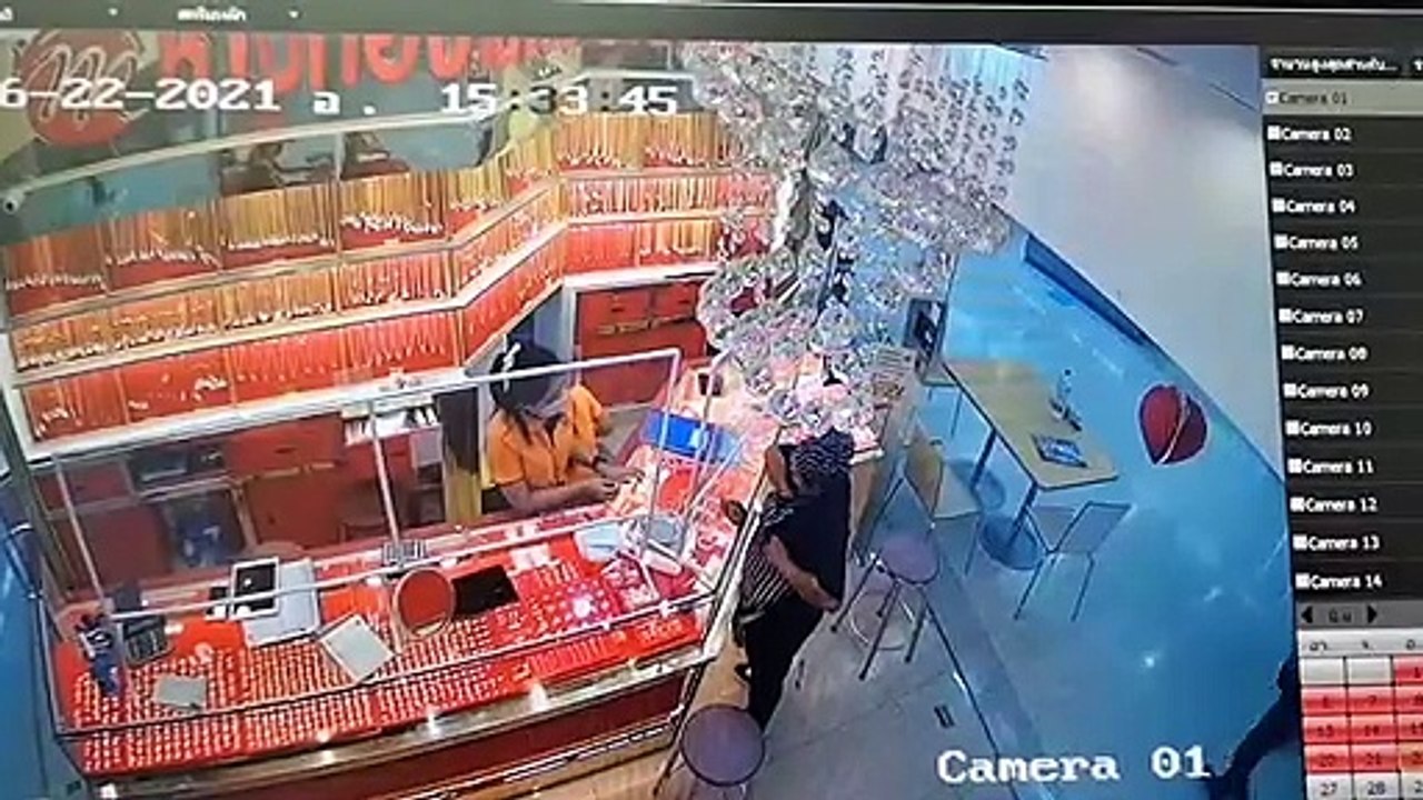 อุกอาจ  คนร้ายบุกเดี่ยว ชิงทองร้านทองภายในห้างโลตัส กวาดทอง 1 บาท 20 เส้นหลบหนี