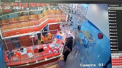 อุกอาจ  คนร้ายบุกเดี่ยว ชิงทองร้านทองภายในห้างโลตัส กวาดทอง 1 บาท 20 เส้นหลบหนี