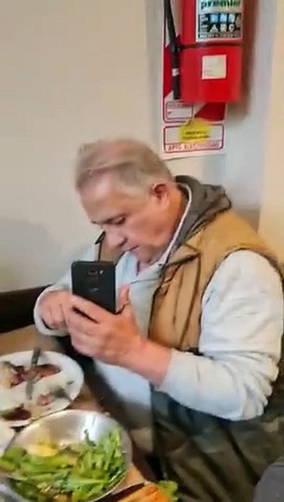 Escracharon a Samid en un restaurante