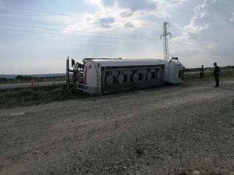 SİLİVRİ'DE YAKIT TANKERİ DEVRİLDİ, SÜRÜCÜ YARALANDI