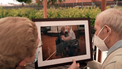 El fotógrafo Emilio Morenatti visita a la pareja del beso del Pulitzer un año después