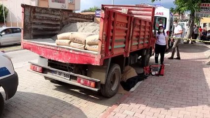 Geri manevra yapan kamyonetin altında kalan kadın hayatını kaybetti