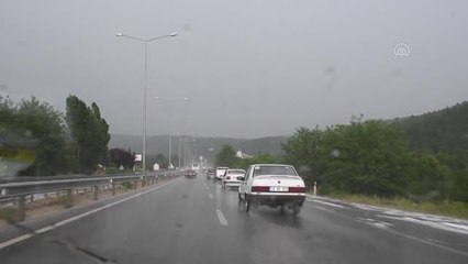 Sağanak ve dolu trafiğin aksamasına neden oldu