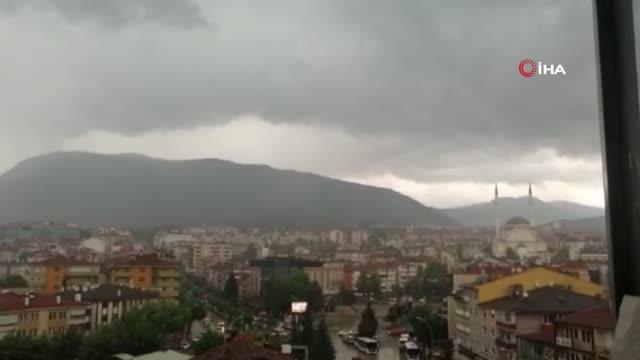 Karabük'te yıldırım düşme anını cep telefonu ile kaydetti