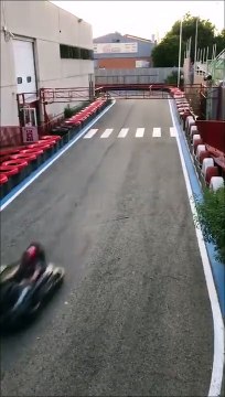 Ce qui va se passer pendant cette course de kart est impressionnant...