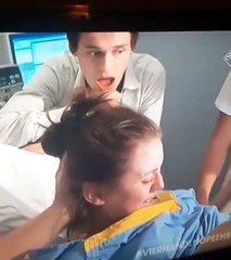 Il assiste à l'accouchement de sa femme et se souviendra longtemps de ce moment... cauchemardesque