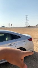 Une tige de fer a transpercé sa voiture et il a eu beaucoup de chance