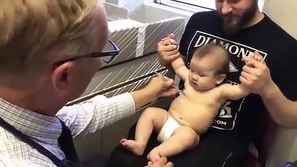 Ce pédiatre est le roi de la piqûre... Même les bébés ne sentent rien