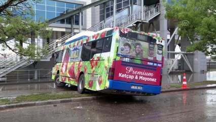 ANKARA - Başkentte sağanak yaşamı olumsuz etkiledi