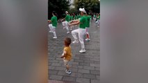 Talento puro: este niño empezó a bailar imitando a mujeres en una plaza pública