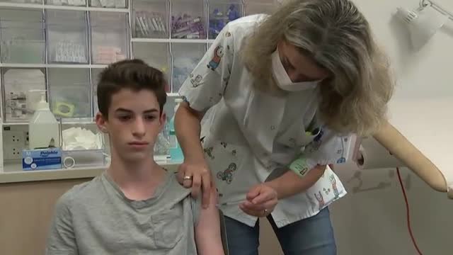 Israel acelera la vacunación de los menores tras los brotes en escuelas