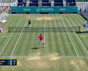 Moutet hits incredible tweener against Medvedev
