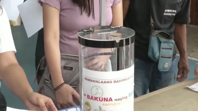 Sortean sacos de arroz para animar a los filipinos a vacunarse