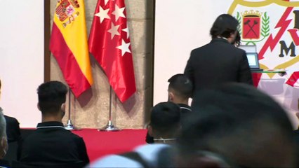 Ayuso recibe al Rayo Vallecano tras el ascenso a Primera División