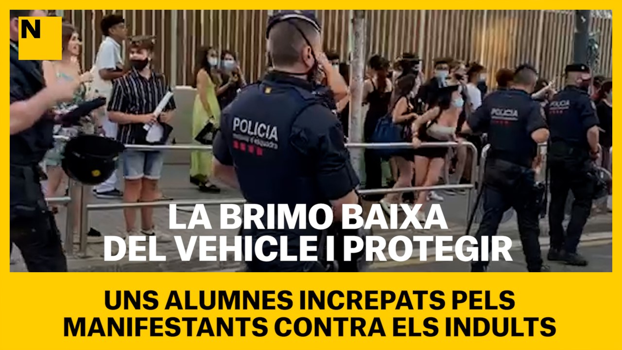 La BRIMO baixa del vehicle i protegir uns alumnes increpats pels manifestants contra els indults