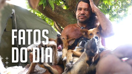 homem em situação de rua abriga animais abandonados
