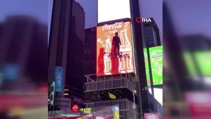 Times Meydanı'nda bir kişi "hoverboard" ile uçtu