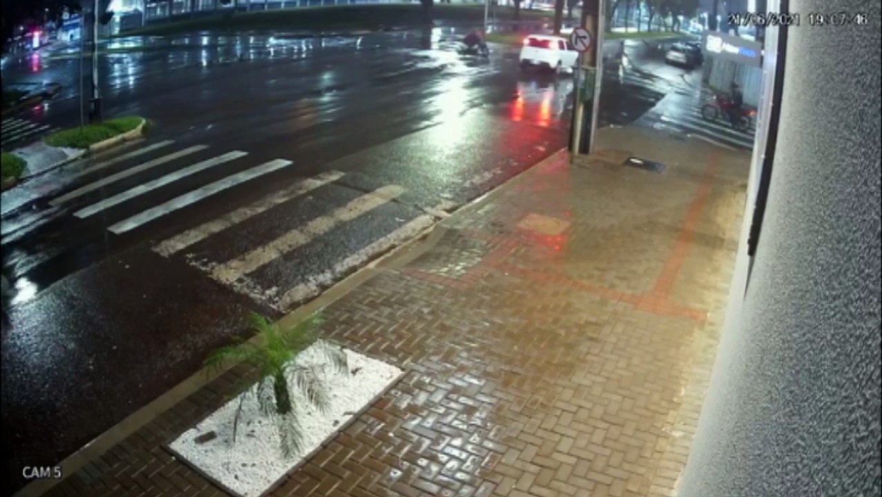 Câmeras mostram colisão entre carro e moto que deixou entregador ferido na Rua São Paulo