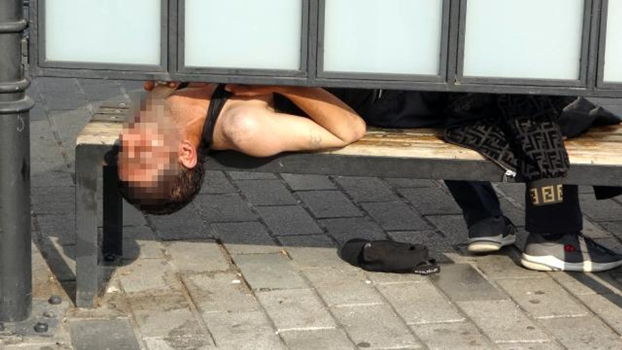 Tramvay durağında uyuşturucu krizine giren şahıs polis ekiplerini harekete geçirdi- Uyuşturucu krizine giren şahsa ilk müdahaleyi Suriye uyruklu...