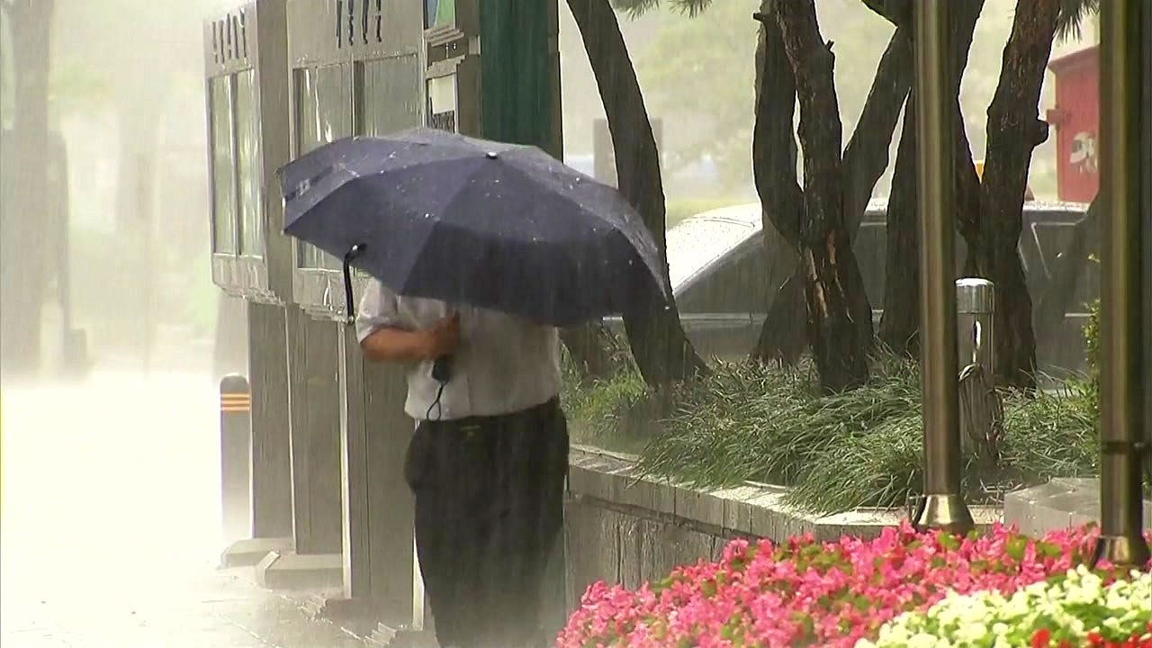 [날씨] 오늘도 전국 곳곳 소나기...우박 주의 / YTN
